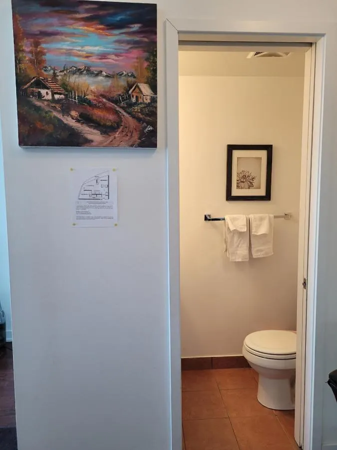 Two Bd Cn Tower And Lake Ontario View Toronto Apartment